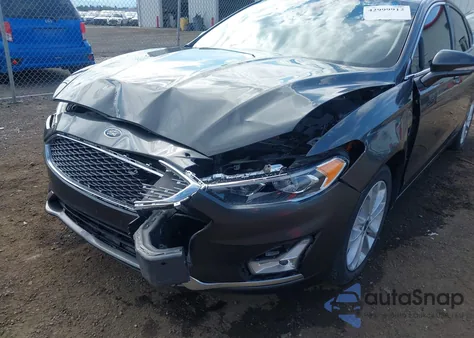2020 Ford Fusion Plug-In Hybrid Titanium z USA, uszkodzony, nr VIN 3FA6P0SU1LR232526